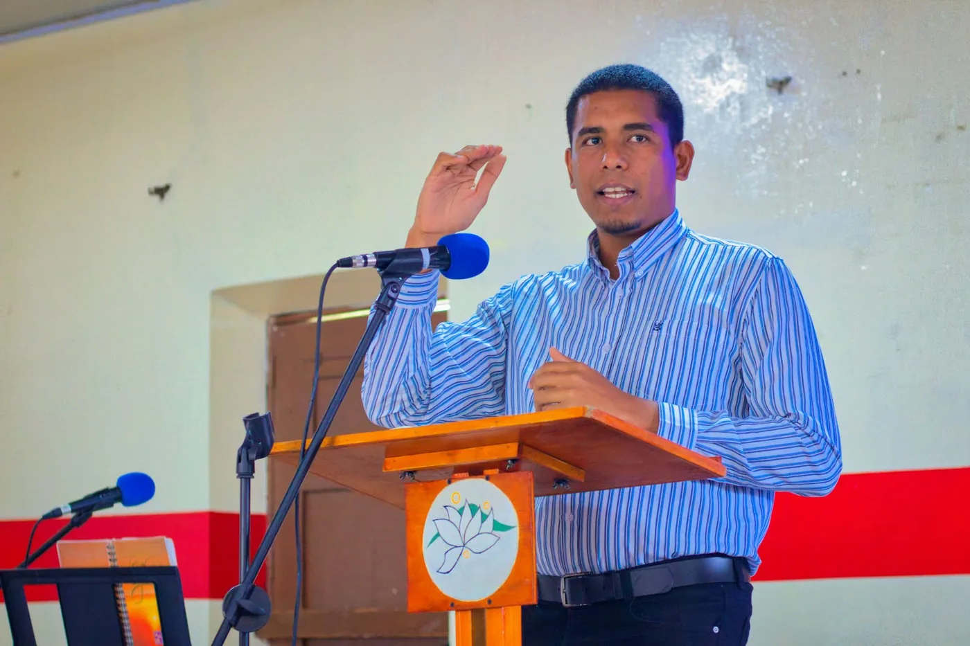 Pastor Alejandro Morales predicando